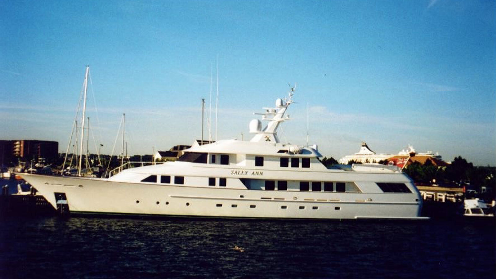 Superyacht-Sally-Ann-at-sea